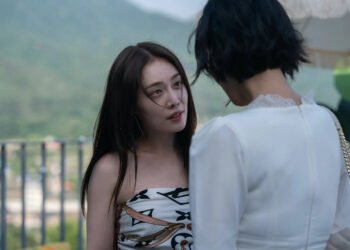 Gây Sốc Vì Bắt Nạt Bạn Học Ngoài Đời Thật Như Trong Phim – Ác Nữ The Glory Kim Hieora Đã Từng Cân Đẹp Đủ Mọi Đôi Giày Sneaker Nữ Như Thế Nào