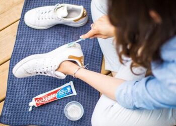 Cách loại bỏ vết đen trên giày da trắng