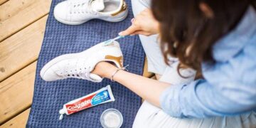 Cách loại bỏ vết đen trên giày da trắng