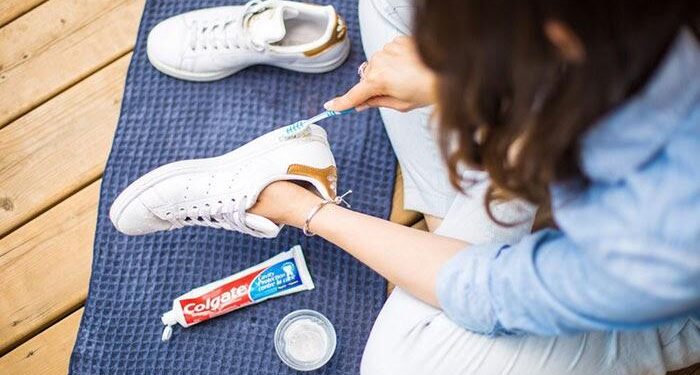 Cách loại bỏ vết đen trên giày da trắng